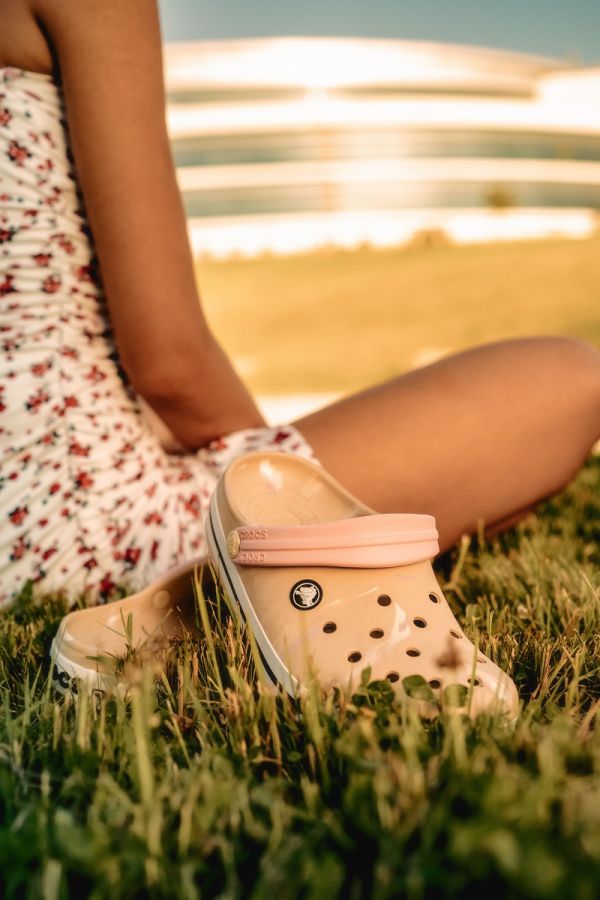 Σαμπό Crocs: η άνεση που έγινε καθημερινή συνήθεια