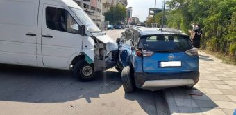 Λάρισα: Κλειστό φορτηγάκι έπεσε πάνω σε σταθμευμένα οχήματα - Τραυματίστηκε μικρό κορίτσι (+Φώτο)