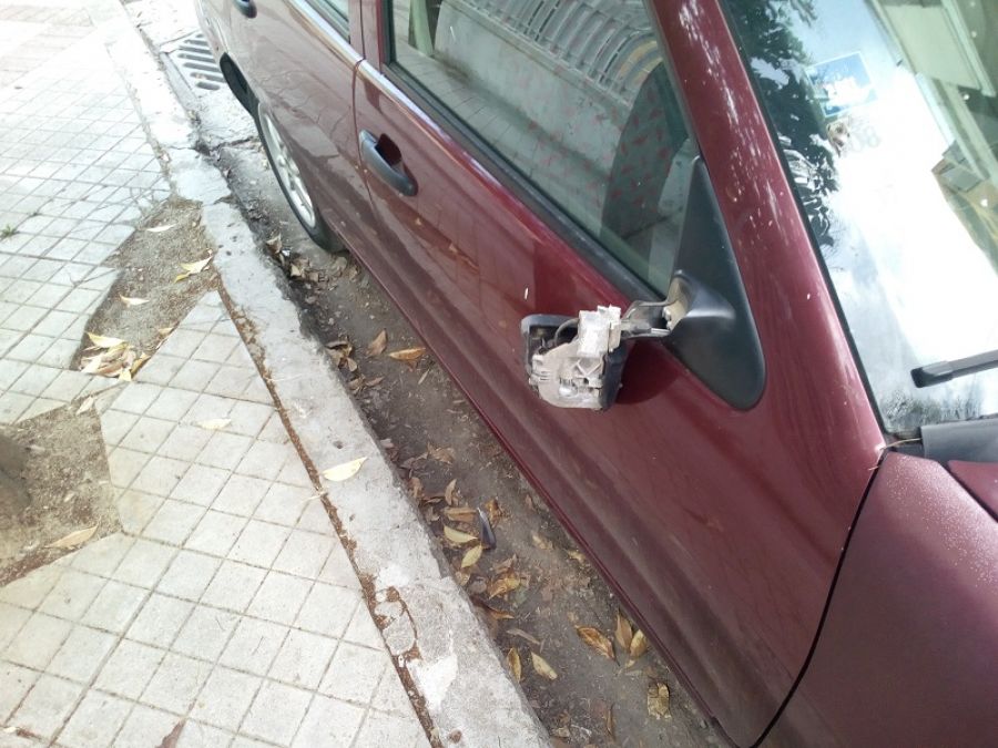 Έσπασαν καθρέπτες αυτοκινήτων τα ξημερώματα της Δευτέρας (13/7) κοντά στο Αρχαιολογικό Μουσείο (+Φώτο)