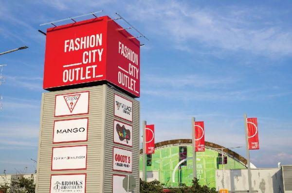 "Οι ευκαιρίες στο Fashion City Outlet είναι ατελείωτες. Ψωνίζουμε με εκπτώσεις έως -80% με άνεση και με τα καταστήματα ανοιχτά και αυτή την Κυριακή"