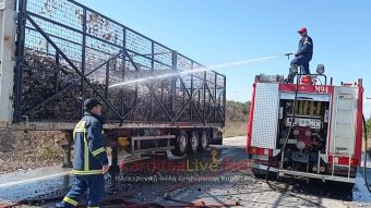 Πλατφόρμα φορτωμένη με βαμβάκι άρπαξε φωτιά στο ύψος του Δέλτα Καρδίτσας (+Φώτο +Βίντεο)