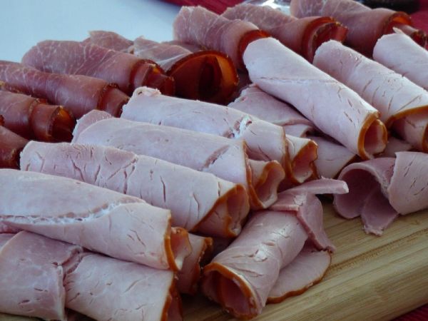 Μπαίνουν τα αλλαντικά στην κατάψυξη; Τι πρέπει να ξέρετε για λόγους ασφάλειας