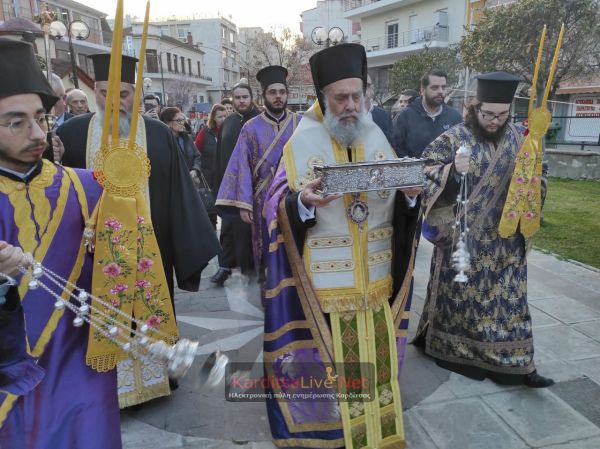 Την θαυματουργή δεξιά χείρα του Αγίου Σπυρίδωνα υποδέχθηκε η Καρδίτσα (+Φωτο +Βίντεο)