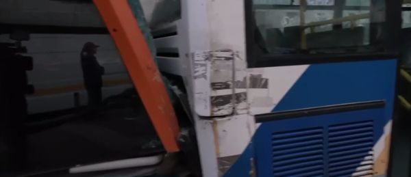 Σύγκρουση τραμ με λεωφορείο στον Πειραιά – Τουλάχιστον 30 ελαφρά τραυματίες