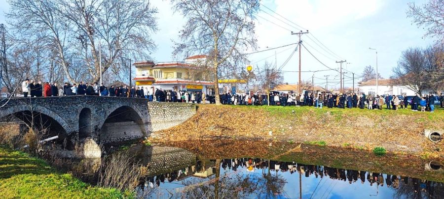 Για τρίτη συνεχόμενη φορά πραγματοποιήθηκε η ρίψη του Τιμίου Σταυρού στον ποταμό Ενιπέα στην Ιτέα Καρδίτσας