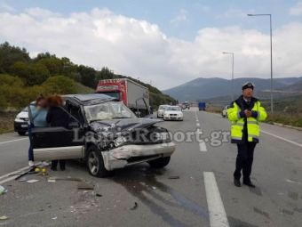 Σφοδρή σύγκρουση δύο οχημάτων έξω από τη Λαμία - Δύο σοβαρά τραυματίες (+Φώτο)