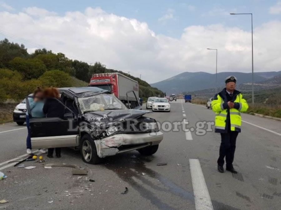 Σφοδρή σύγκρουση δύο οχημάτων έξω από τη Λαμία - Δύο σοβαρά τραυματίες (+Φώτο)