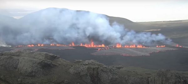 Έκρηξη ηφαιστείου στην Ισλανδία - Απομακρύνθηκαν τουρίστες και κάτοικοι (+Βίντεο)