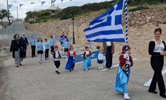 Πέντε μαθητές του 7ου Δημοτικού Σχολείου Καρδίτσας παρέλασαν στην Ηρακλειά Κυκλάδων (+Βίντεο)