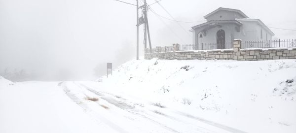 Το 'στρωσε για τα καλά στον Άγιο Νικόλαο Αργιθέας - Με αντιολισθητικές αλυσίδες η κίνηση των οχημάτων (+Φωτο)