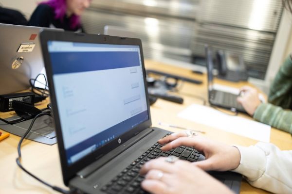 Δύο στα τρία παιδιά στην Ευρώπη έχουν υποστεί «σεξουαλική βλάβη» στο διαδίκτυο - Τι συμβουλεύουν οι ειδικοί για την προστασία τους