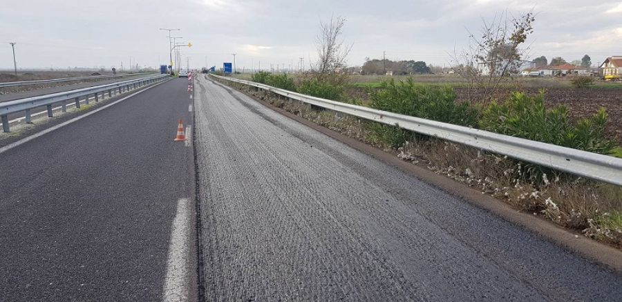 Σε εξέλιξη εργασίες αντικατάστασης ασφαλτοτάπητα σε μήκος 2,5 χλμ στο δρόμο Καρδίτσας - Λάρισας