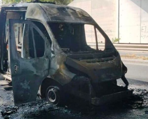 Μαγνησία: Κάηκε ολοσχερώς ασθενοφόρο - Στο νοσοκομείο οι δύο διασώστες του ΕΚΑΒ Βόλου