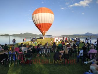 Εντυπωσιακό event στην πλαζ Πεζούλας με… εναέριο χορό κάτω από αερόστατο! (+Φώτο +Βίντεο)