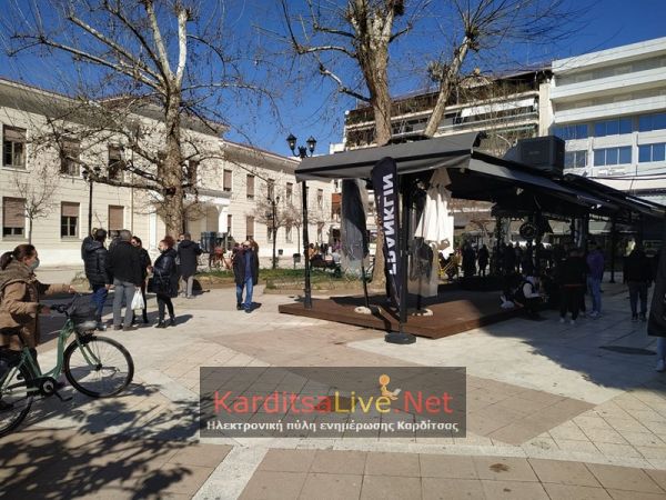 Στους δρόμους και στις πλατείες οι Καρδιτσιώτες από τα 6 Ρίχτερ στη Λάρισα (+Φώτο)