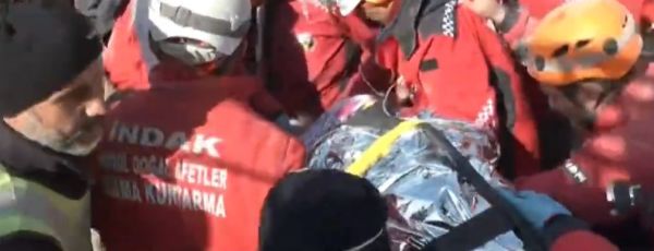 Τουρκία-Σεισμός: Μια γυναίκα 42 ετών ανασύρθηκε ζωντανή έπειτα από σχεδόν 222 ώρες!