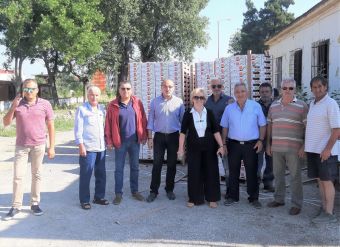 20 τόνοι ροδάκινα διανέμονται σε ευπαθείς ομάδες στο Δήμο Καρδίτσας