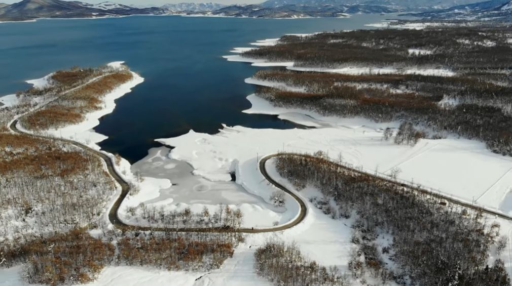 Δείτε βίντεο από λήψη με drone από τη χιονισμένη λίμνη Πλαστήρα