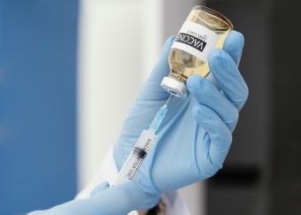 Εθνική Επιτροπή Εμβολιασμών: Σύσταση για τη χορήγηση αναμνηστικής δόσης με τα επικαιροποιημένα διδύναμα εμβόλια έναντι του κορονοϊού