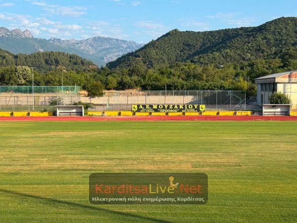 Τοποθετήθηκε ο νέος χλοοτάπητας στο Δημοτικό Γήπεδο Μουζακίου (+Φώτο)