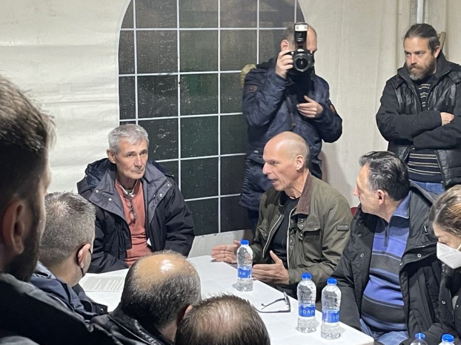 Γ. Βαρουφάκης στο μπλόκο της "Νίκαιας": Στηρίζουμε τον αγώνα και τα δίκαια αιτήματα του αγροτικού κόσμου
