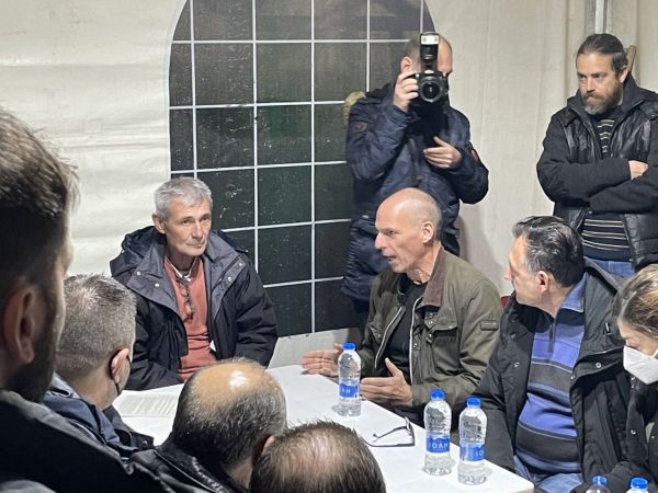 Γ. Βαρουφάκης στο μπλόκο της "Νίκαιας": Στηρίζουμε τον αγώνα και τα δίκαια αιτήματα του αγροτικού κόσμου