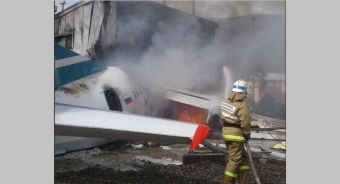 2 νεκροί και 19 τραυματίες σε συντριβή αεροσκάφους στη Ρωσία - Δείτε βίντεο από τη στιγμή της πτώσης (+Βίντεο)