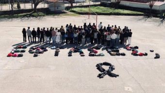 &quot;Έφτασες;&quot; Διαμαρτυρία μαθητών του ΓΕΛ Μουζακίου για το σιδηροδρομικό δυστύχημα στα Τέμπη