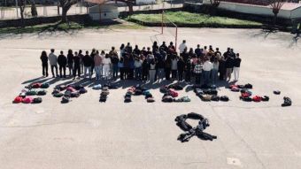 "Έφτασες;" Διαμαρτυρία μαθητών του ΓΕΛ Μουζακίου για το σιδηροδρομικό δυστύχημα στα Τέμπη
