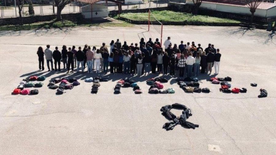 "Έφτασες;" Διαμαρτυρία μαθητών του ΓΕΛ Μουζακίου για το σιδηροδρομικό δυστύχημα στα Τέμπη