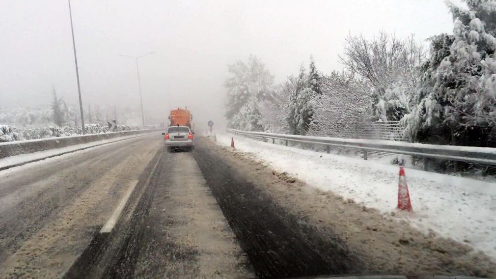 Προσωρινές κυκλοφοριακές ρυθμίσεις λόγω χιονοπτώσεων στον Αυτοκινητόδρομο Α.Θ.Ε. στη Μαγνησία