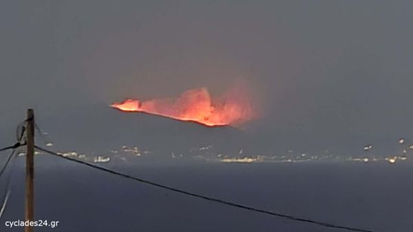 Μαίνεται μεγάλη πυρκαγιά στην Πάρο - Εκκενώσεις οικισμών και μηνύματα από το 112