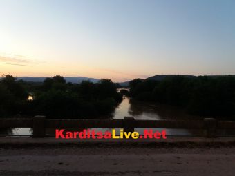 Κόβονται λεύκες για τον καθαρισμό της κοίτης του ποταμού Καλέτζη σε Μεταμόρφωση και Βλοχό