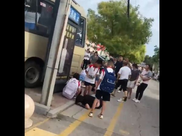 Κίνα: Σχολικό λεωφορείο έπεσε πάνω σε πλήθος - 11 νεκροί, ανάμεσά τους μαθητές