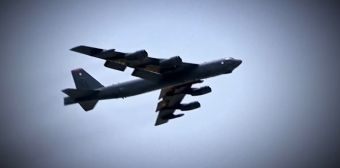 ΗΠΑ: Ένα επιβατικό αεροσκάφος απέφυγε για λίγο μια σύγκρουση με ένα βομβαρδιστικό Β-52 (+Βίντεο)