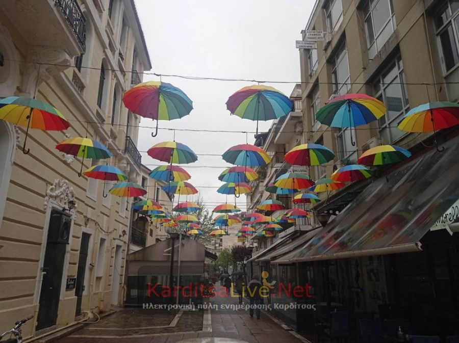 Καρδίτσα: 50 νέες ομπρέλες στον ουρανό της οδού Παλαιών Μαστόρων (+Φωτο +Βίντεο)