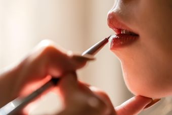 Μακιγιάζ και skincare από το σχολείο: Γιατί τα κορίτσια βάφονται όλο και σε μικρότερη ηλικία