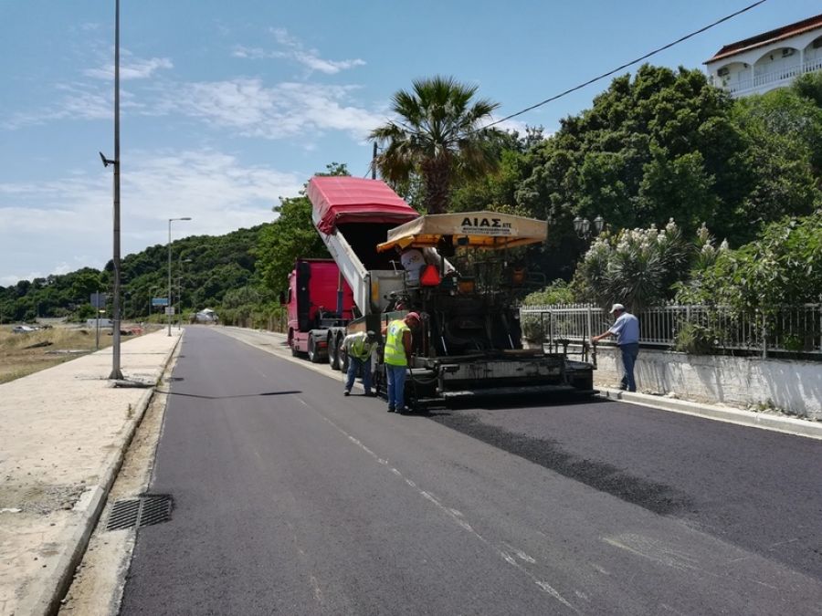 Ολοκληρώνεται η ασφαλτόστρωση του παραλιακού άξονα από τον Αγιόκαμπο έως τη Βελίκα