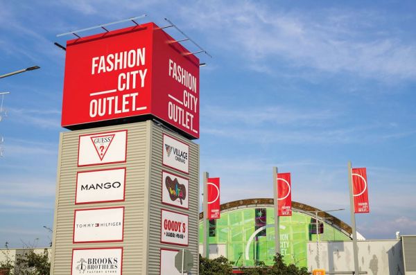 Εκπτώσεις έως 80% στα πιο δημοφιλή brands και στιγμές ξεχωριστής διασκέδασης για μικρούς και μεγάλους από τη Δευτέρα 8 Ιουλίου στο Fashion City Outlet!