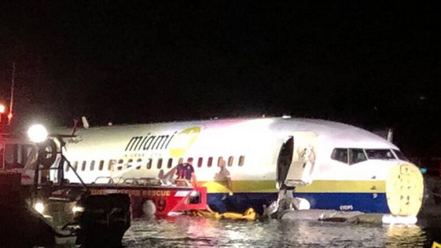 ΗΠΑ: Boeing 737 με 136 επιβαίνοντες κατά τη διάρκεια της προσγείωσης κατέληξε σε ποτάμι - Σώοι όλοι