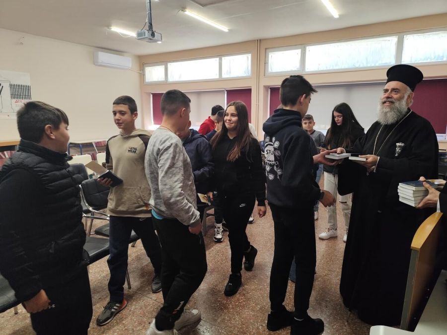 Ο Μητροπολίτης κ. Τιμόθεος κοντά στους μαθητές: Πνευματική καθοδήγηση και δώρο της Καινής Διαθήκης
