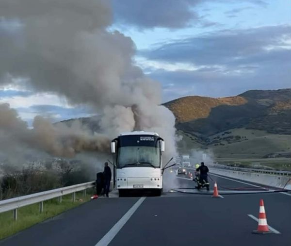 Καπνός στη μηχανή λεωφορείου που ερχόταν από Πάτρα για Καρδίτσα - Όλοι οι επιβάτες είναι καλά στην υγεία τους (+Φωτο +Βίντεο)