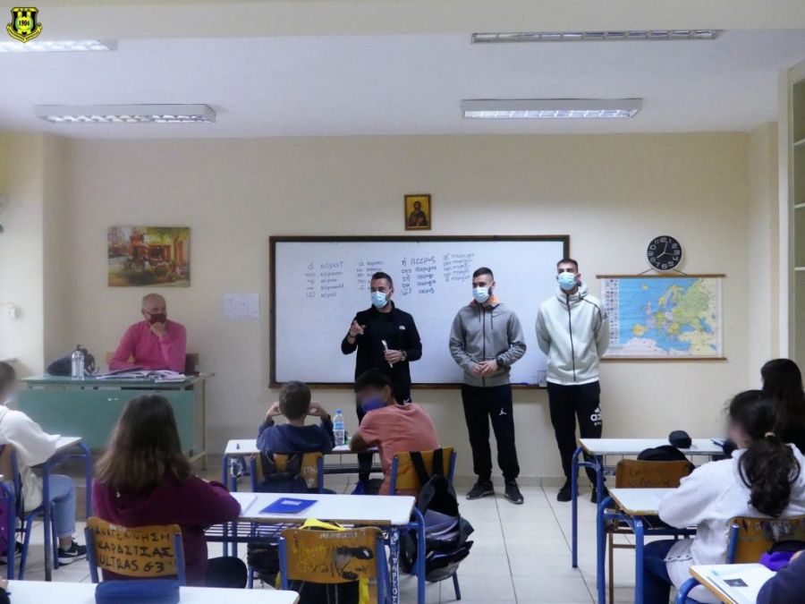 Μοίρασε μπάλες και προσκλήσεις στα σχολεία η Αναγέννηση