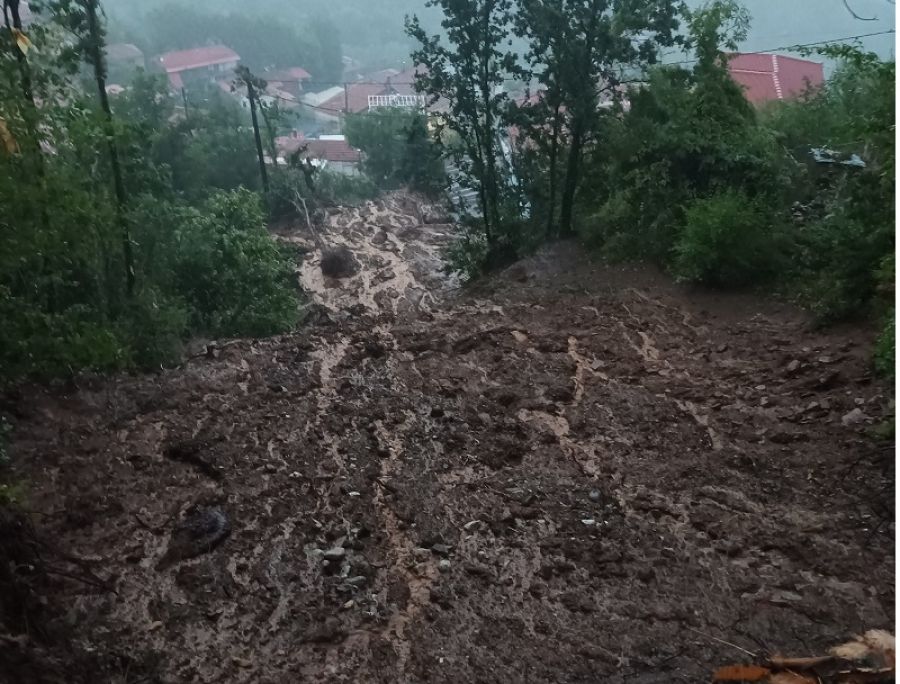 Έπεσε στάβλος από κατολίσθηση στο Μορφοβούνι, ρωγμές και σε σπίτια - Αποκομμένος ο Καρβασαράς (+Φωτο)