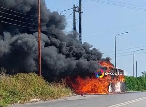 Θεσσαλονίκη: Λεωφορείο λαμπάδιασε σε επαρχιακή οδό - Σώοι οι επιβάτες (+Βίντεο)