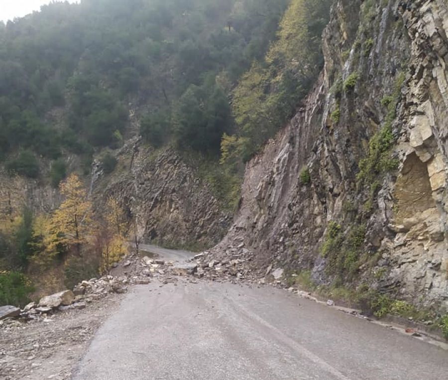 Ελεγχόμενη η κατάσταση στα ορεινά του νομού - Διακόπηκε προσωρινά πάλι η κυκλοφορία στη θέση "Καρφί" στην Αργιθέα (+Φώτο +Βίντεο)