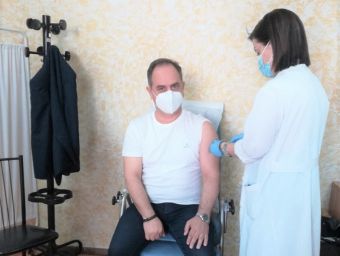 Εμβολιάστηκε κατά της COVID-19 ο Δήμαρχος Καρδίτσας Βασίλης Τσιάκος