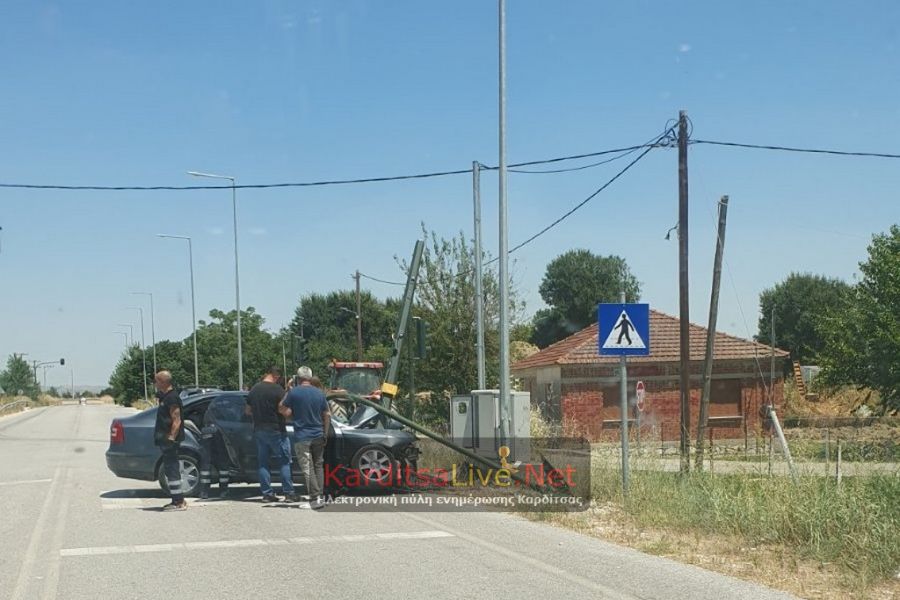 Τροχαίο με υλικές ζημιές έξω από Μάρκο - Προβληματική η κατάσταση με φωτισμό και σηματοδότη στο σημείο (+Φωτο)