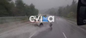 Τροχαίο στην Ε.Ο. Αθηνών Λαμίας: ΙΧ έπεσε σε μπάρες και σε λεωφορείο