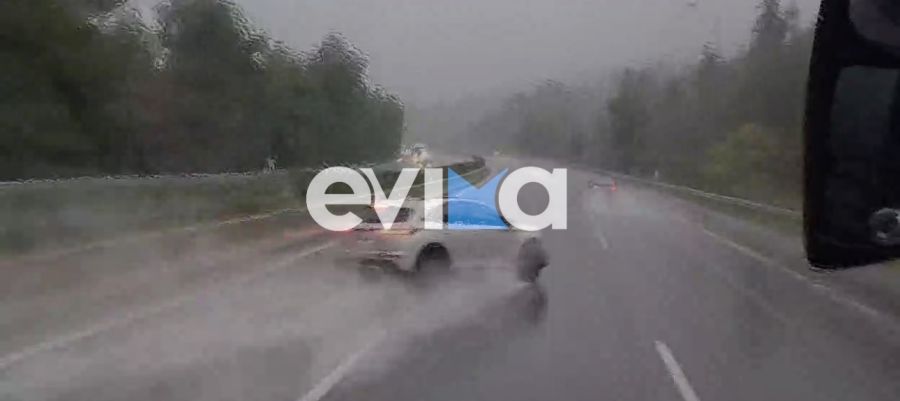 Τροχαίο στην Ε.Ο. Αθηνών Λαμίας: ΙΧ έπεσε σε μπάρες και σε λεωφορείο